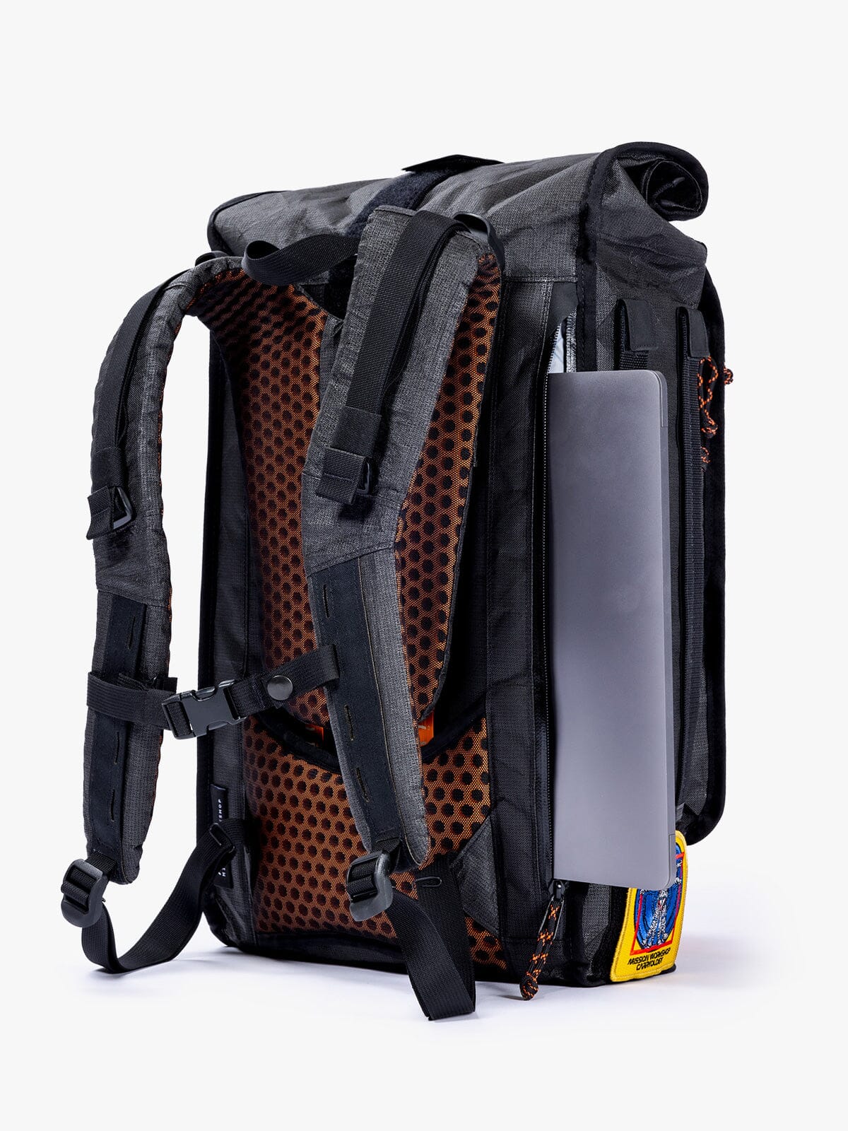 Mission Workshop X Carryology by Mission Workshop - Säänkestävät laukut ja tekniset vaatteet - San Francisco & Los Angeles - Rakennettu kestämään - ikuinen takuu