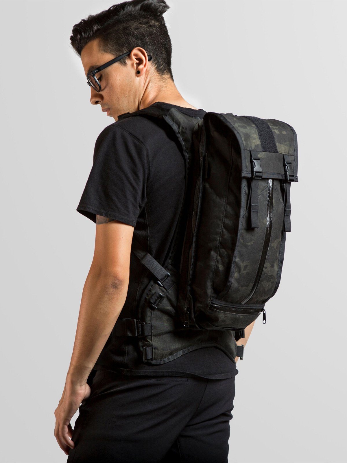 Hauser 10L by Mission Workshop - Säänkestävät laukut ja tekniset vaatteet - San Francisco & Los Angeles - Rakennettu kestämään - ikuinen takuu