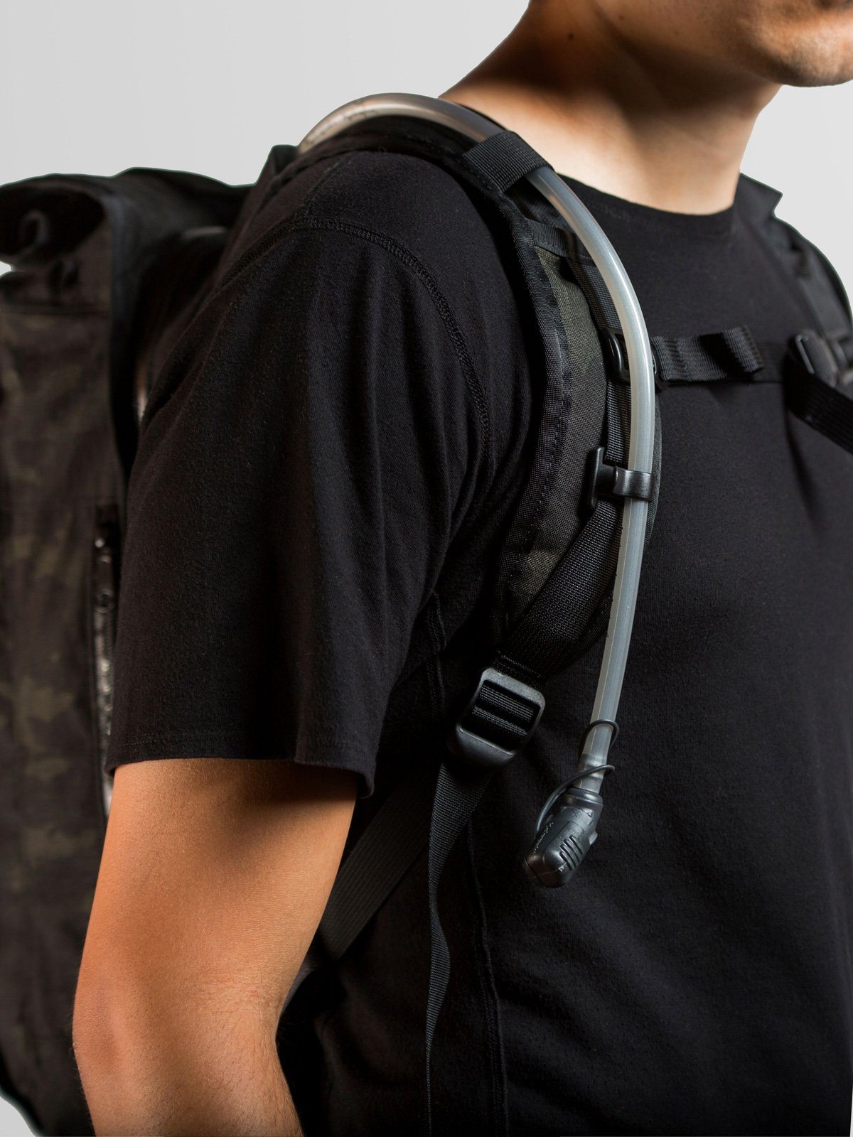 Hauser 10L by Mission Workshop - Säänkestävät laukut ja tekniset vaatteet - San Francisco & Los Angeles - Rakennettu kestämään - ikuinen takuu