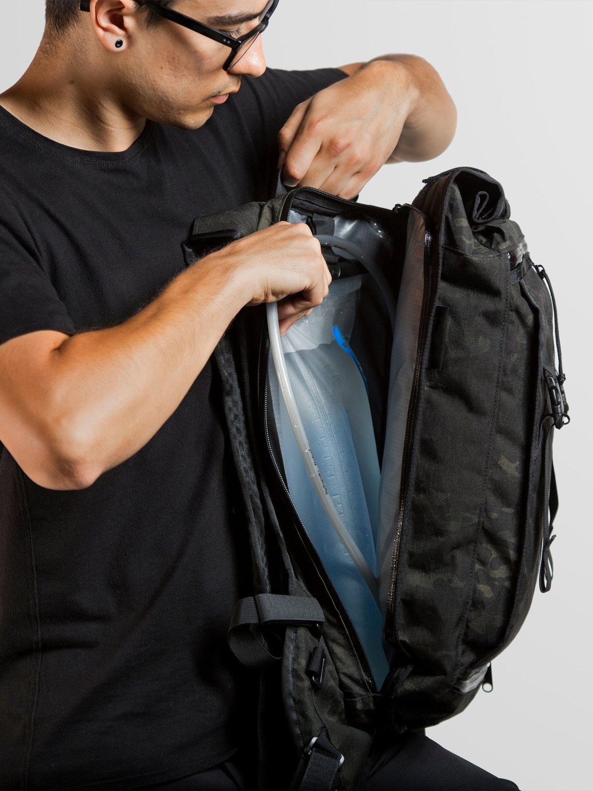 Hauser 10L by Mission Workshop - Säänkestävät laukut ja tekniset vaatteet - San Francisco & Los Angeles - Rakennettu kestämään - ikuinen takuu