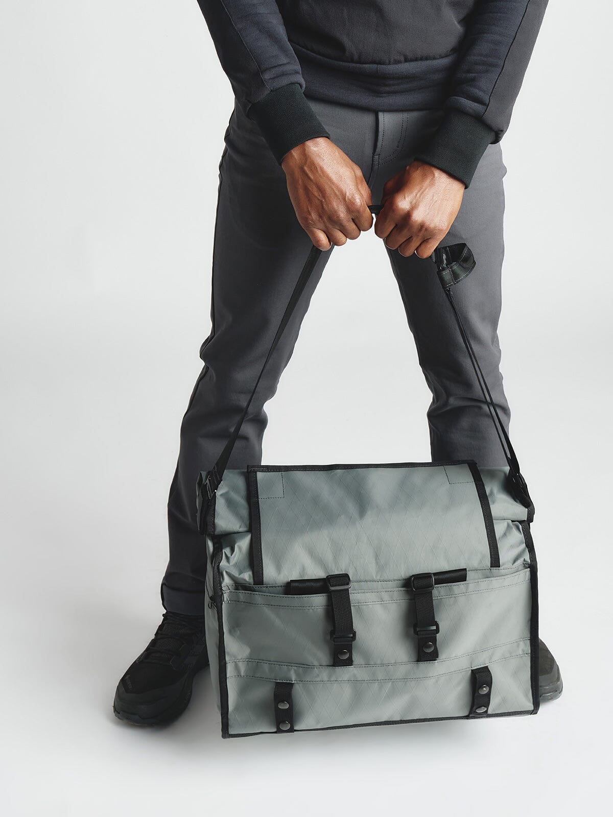 Helmsman : VX by Mission Workshop - Säänkestävät laukut ja tekniset vaatteet - San Francisco & Los Angeles - Rakennettu kestämään - ikuinen takuu