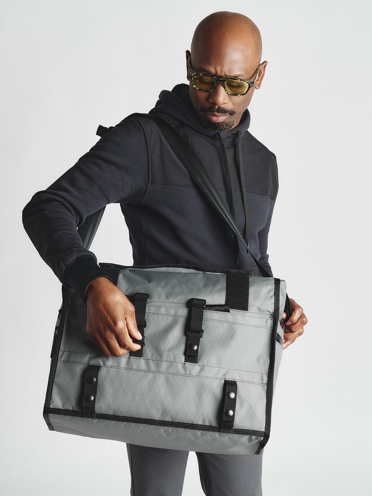 Helmsman : VX by Mission Workshop - Säänkestävät laukut ja tekniset vaatteet - San Francisco & Los Angeles - Rakennettu kestämään - ikuinen takuu