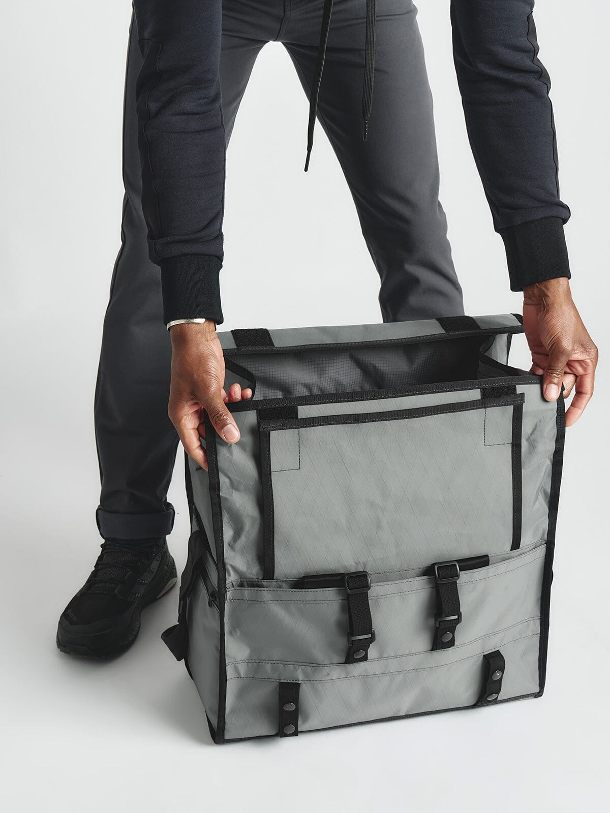 Helmsman : VX by Mission Workshop - Säänkestävät laukut ja tekniset vaatteet - San Francisco & Los Angeles - Rakennettu kestämään - ikuinen takuu