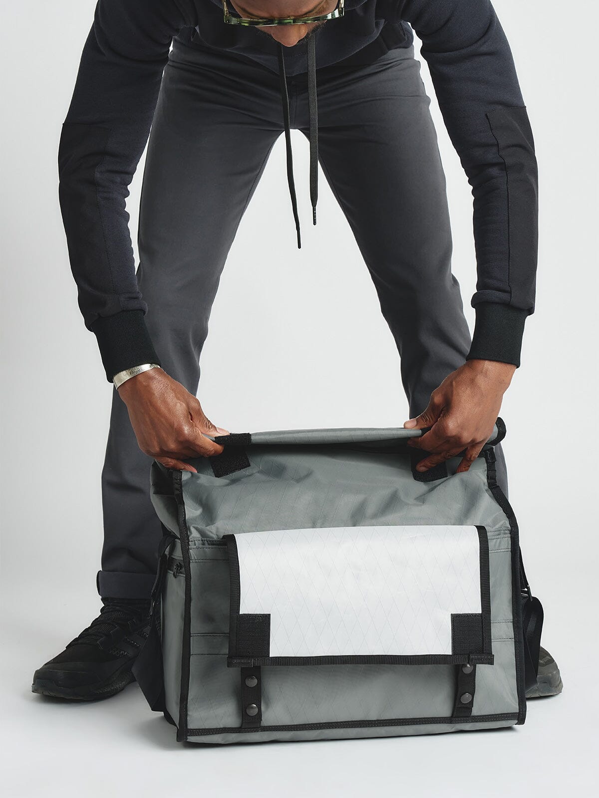 Helmsman : VX by Mission Workshop - Säänkestävät laukut ja tekniset vaatteet - San Francisco & Los Angeles - Rakennettu kestämään - ikuinen takuu